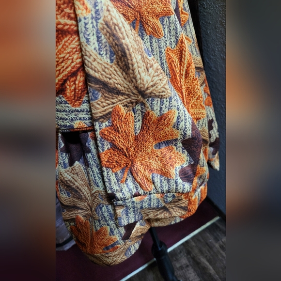 SHEIN NWOT Women's Long Sleeve Loose Fit Leaf Print Round Neck Casual Top - Picture 4 of 8